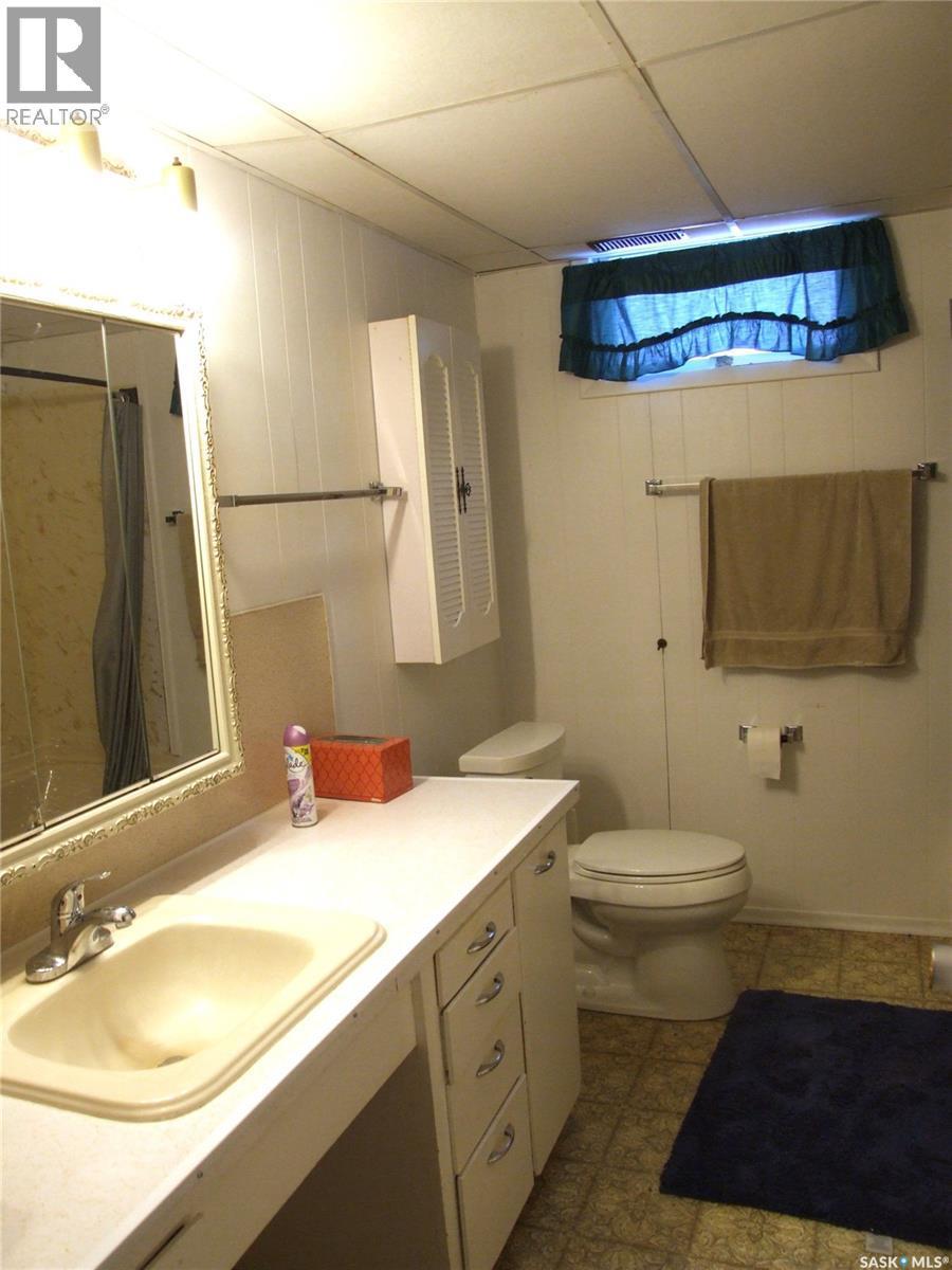 301 5Th Street W, Leader, SK - Indoor Photo Showing Bathroom