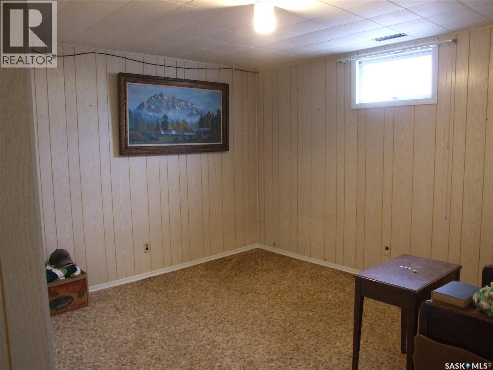 301 5Th Street W, Leader, SK - Indoor