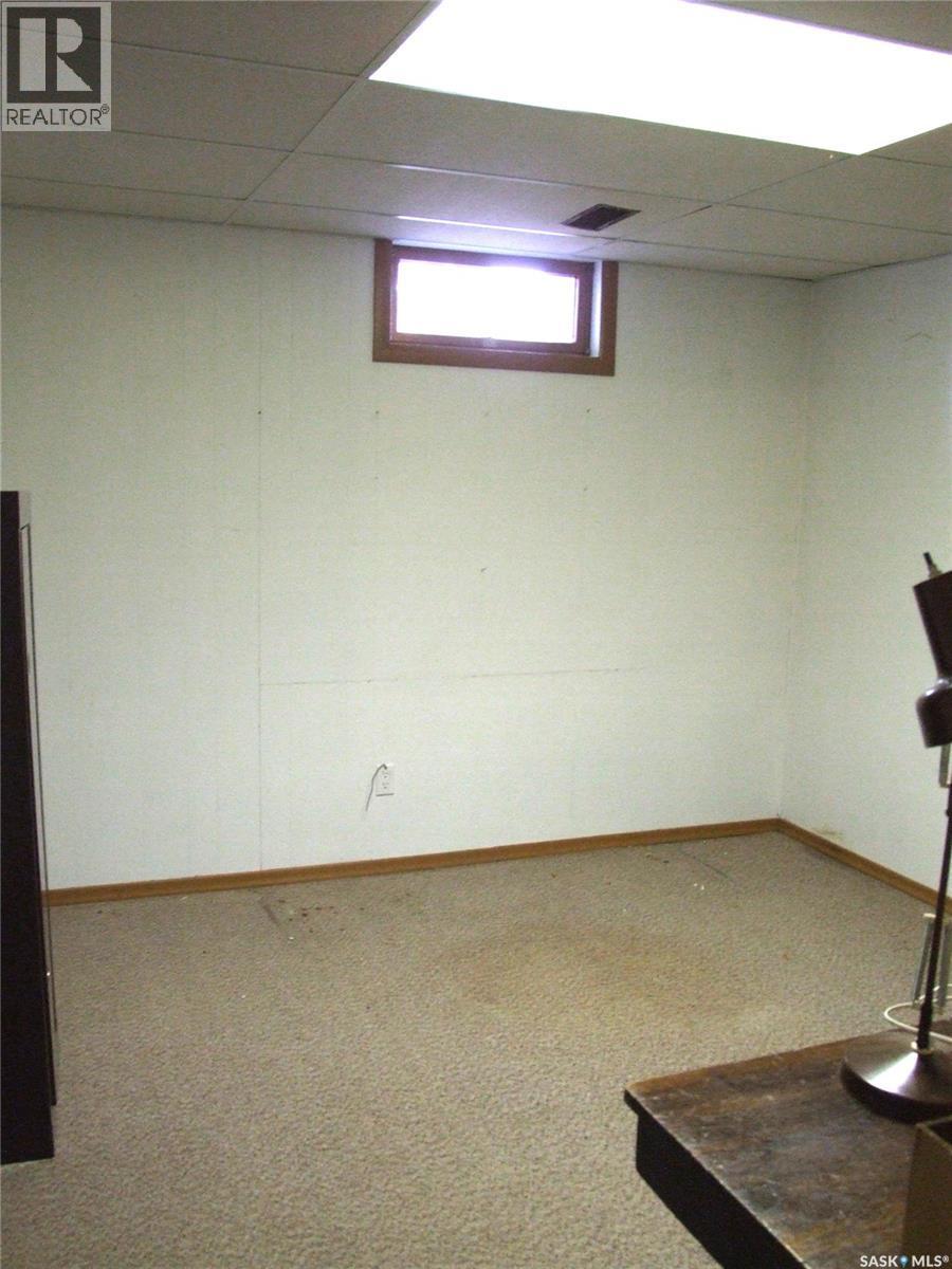 301 5Th Street W, Leader, SK - Indoor