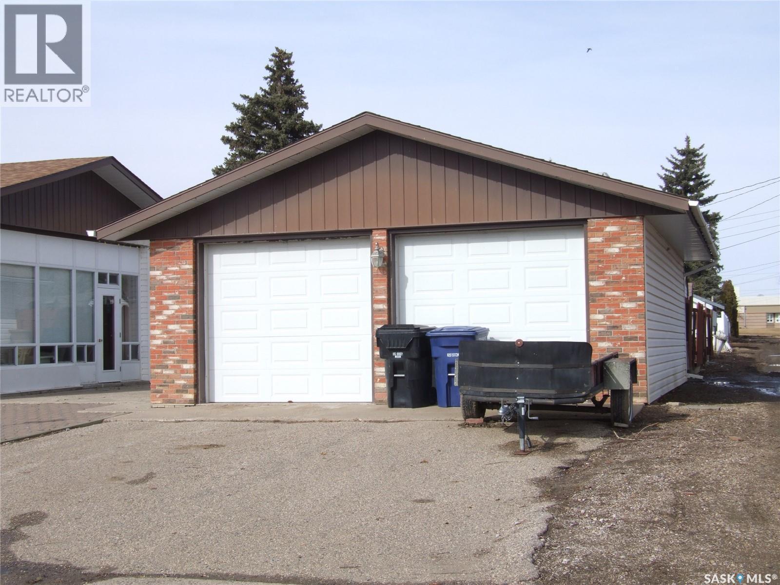 301 5Th Street W, Leader, SK - Outdoor With Exterior