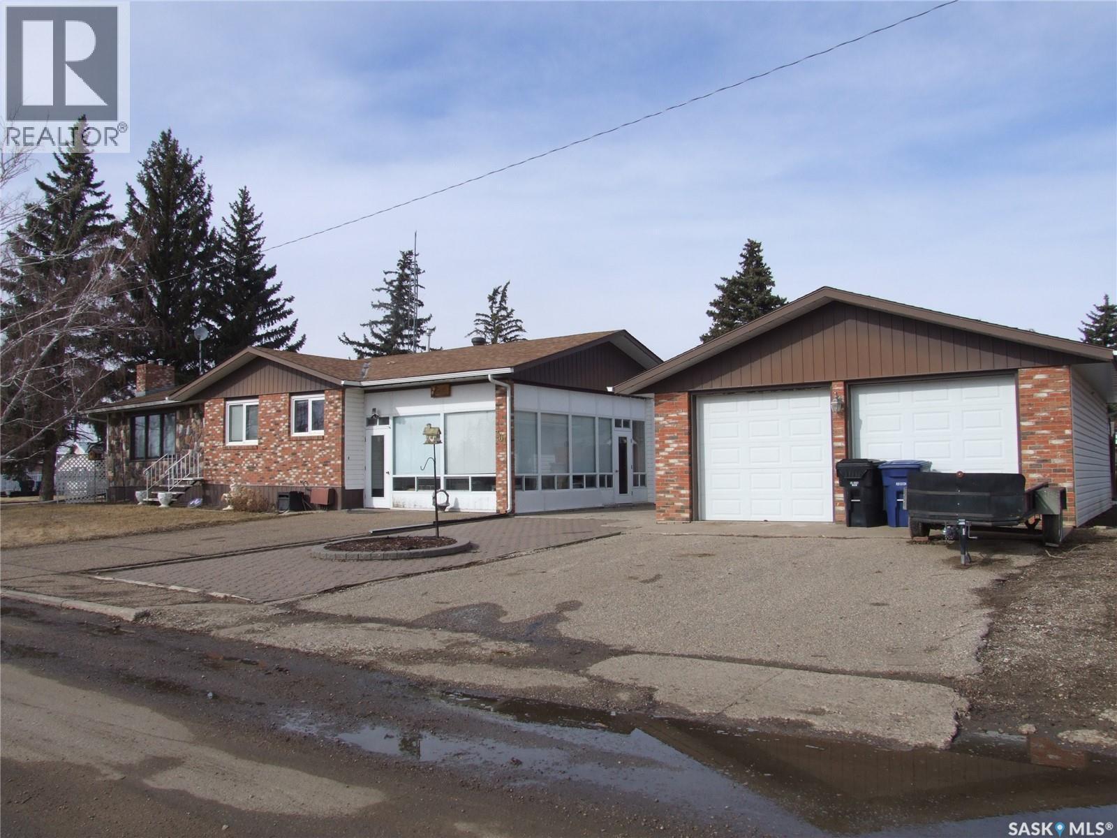 301 5Th Street W, Leader, SK - Outdoor