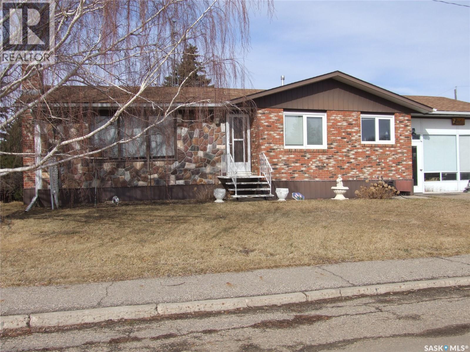 301 5Th Street W, Leader, SK - Outdoor