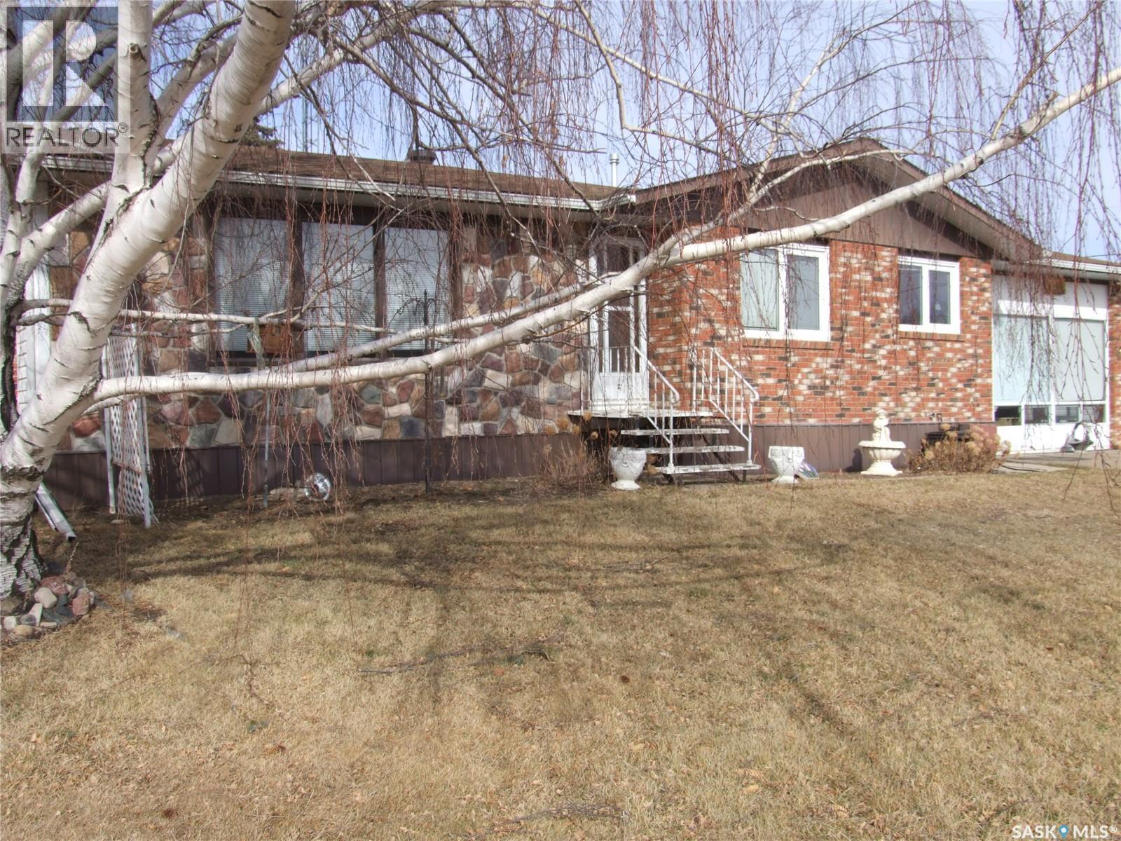 301 5Th Street W, Leader, SK - Outdoor
