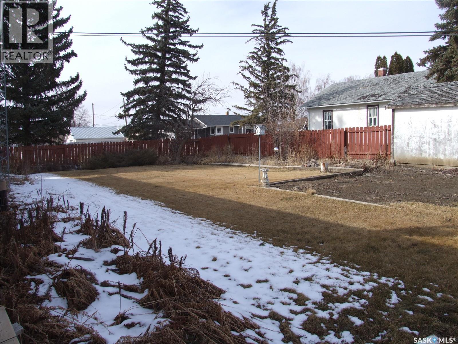 301 5Th Street W, Leader, SK - Outdoor