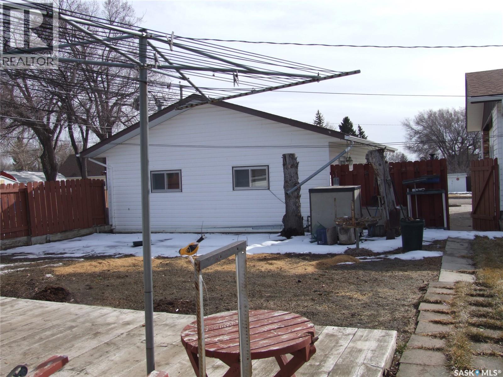 301 5Th Street W, Leader, SK - Outdoor