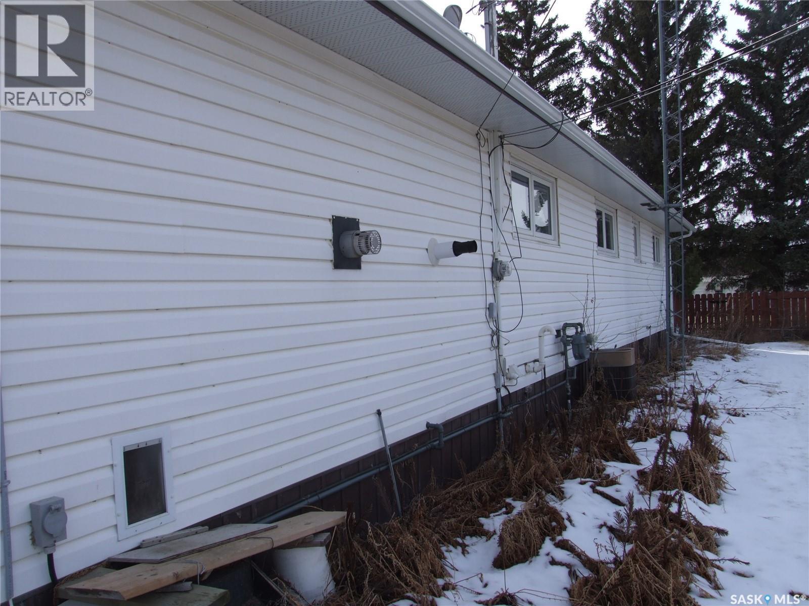 301 5Th Street W, Leader, SK - Outdoor With Exterior
