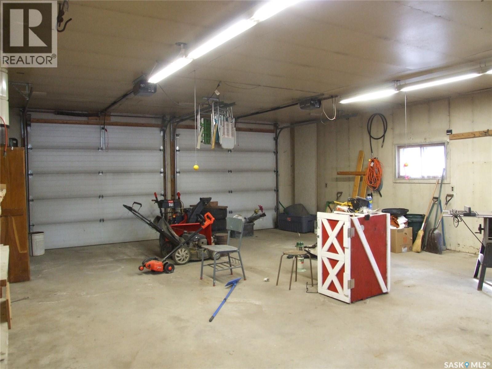 301 5Th Street W, Leader, SK - Indoor Photo Showing Garage