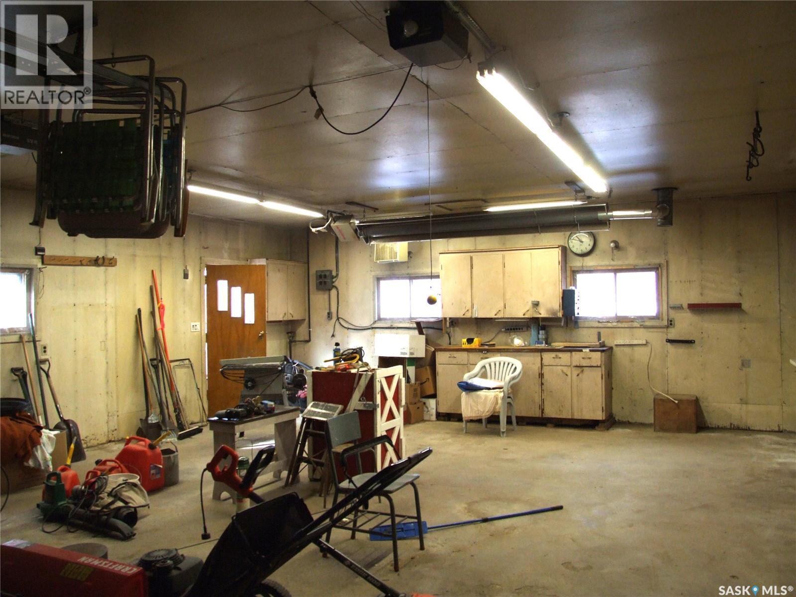 301 5Th Street W, Leader, SK - Indoor Photo Showing Garage