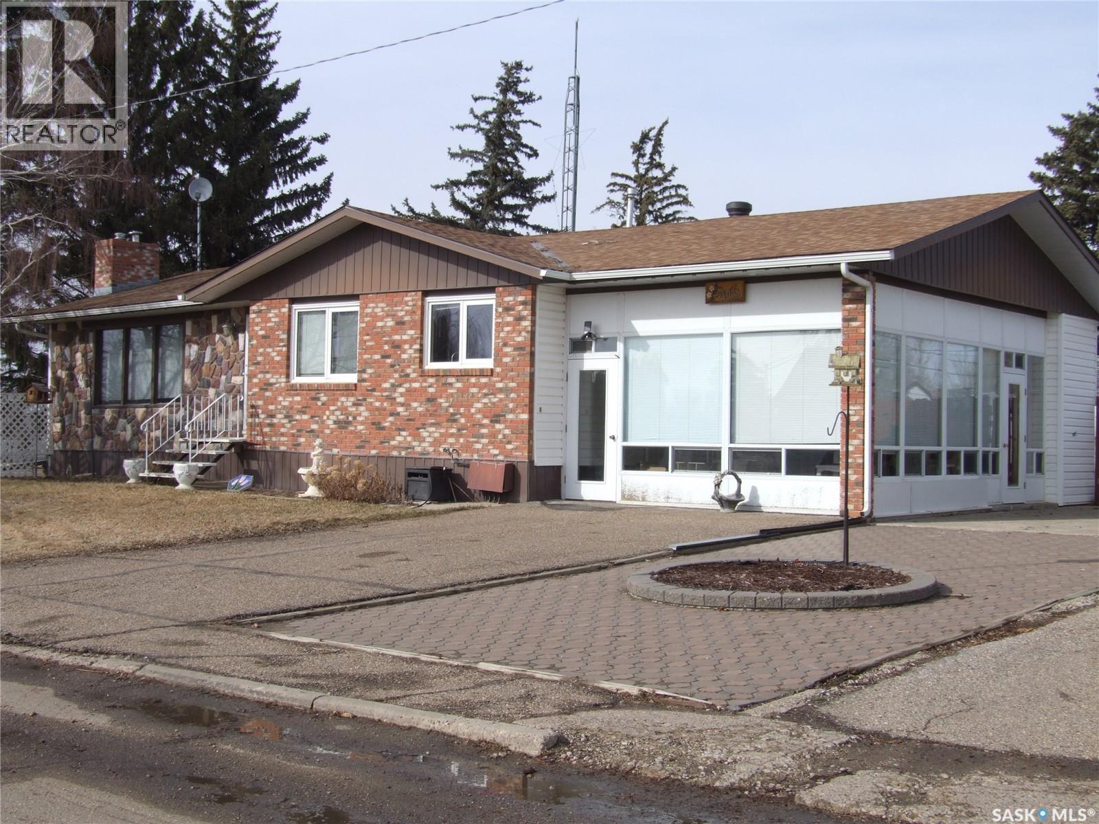 301 5Th Street W, Leader, SK - Outdoor
