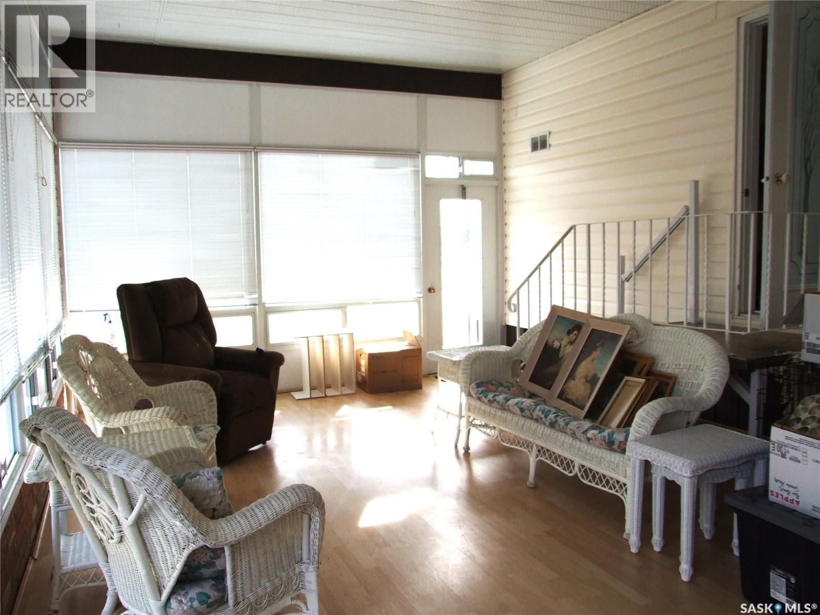 301 5Th Street W, Leader, SK - Indoor Photo Showing Living Room