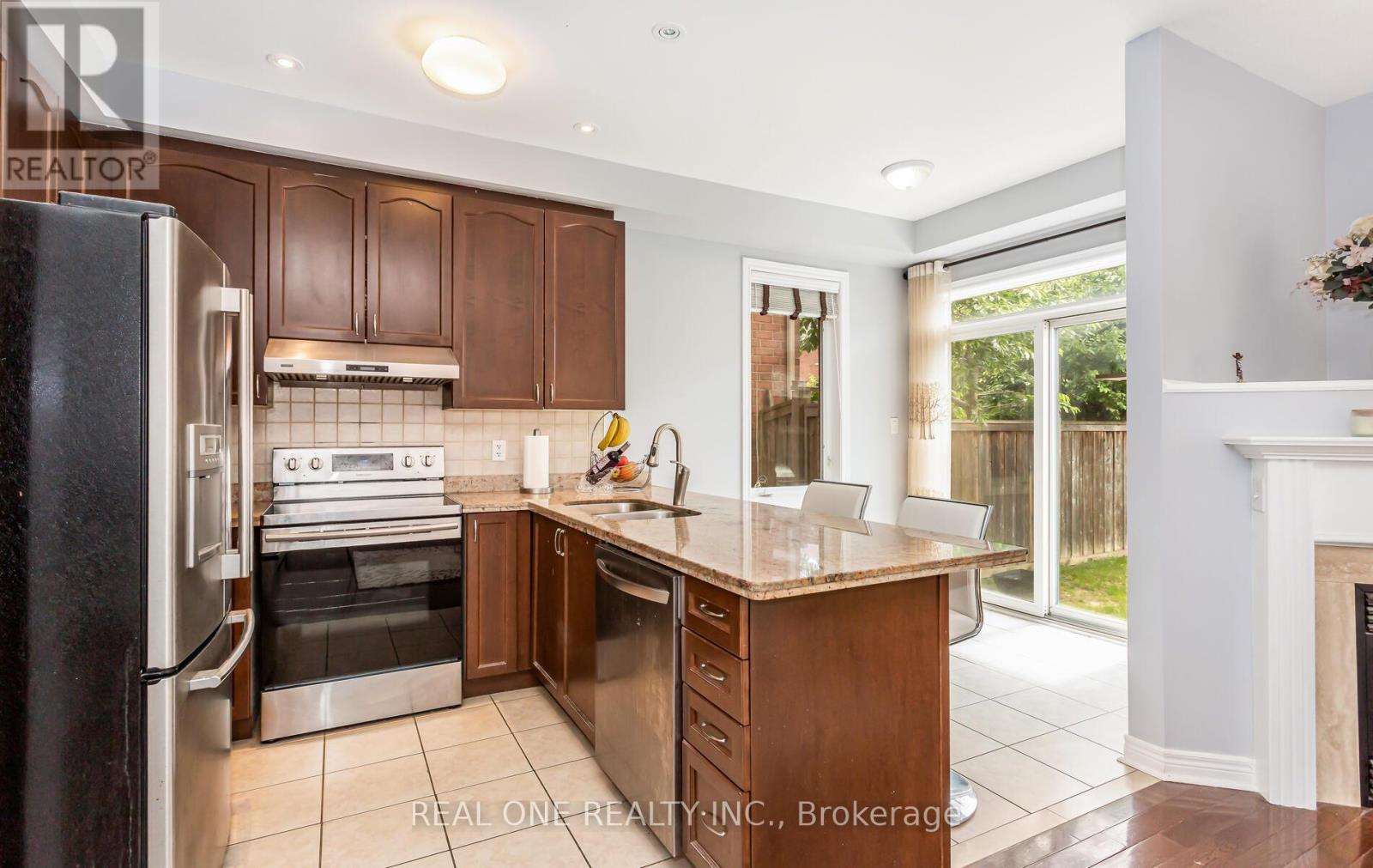 3860 Bloomington Crescent, Mississauga, ON - Indoor Photo Showing Kitchen With Double Sink