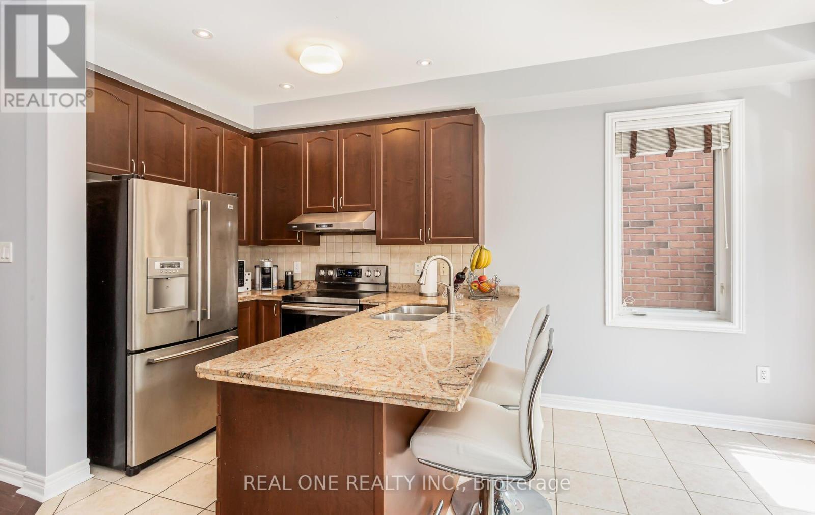 3860 Bloomington Crescent, Mississauga, ON - Indoor Photo Showing Kitchen With Stainless Steel Kitchen With Double Sink