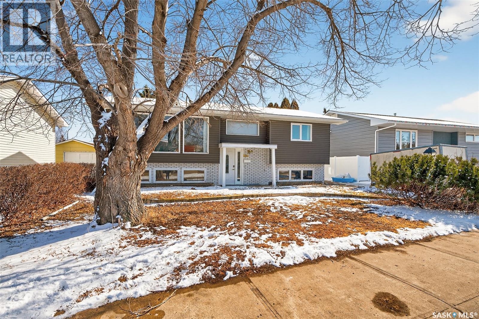 1321 Prince Crescent, Moose Jaw, SK - Outdoor
