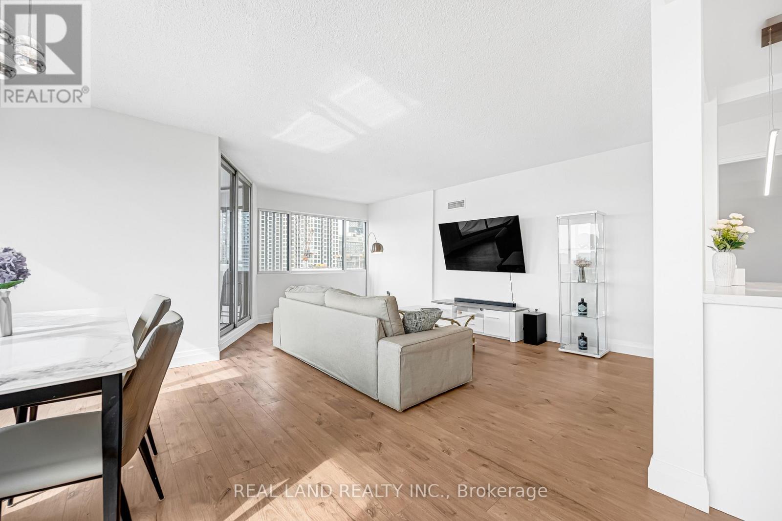 1901 - 50 Elm Drive E, Mississauga, ON - Indoor Photo Showing Living Room