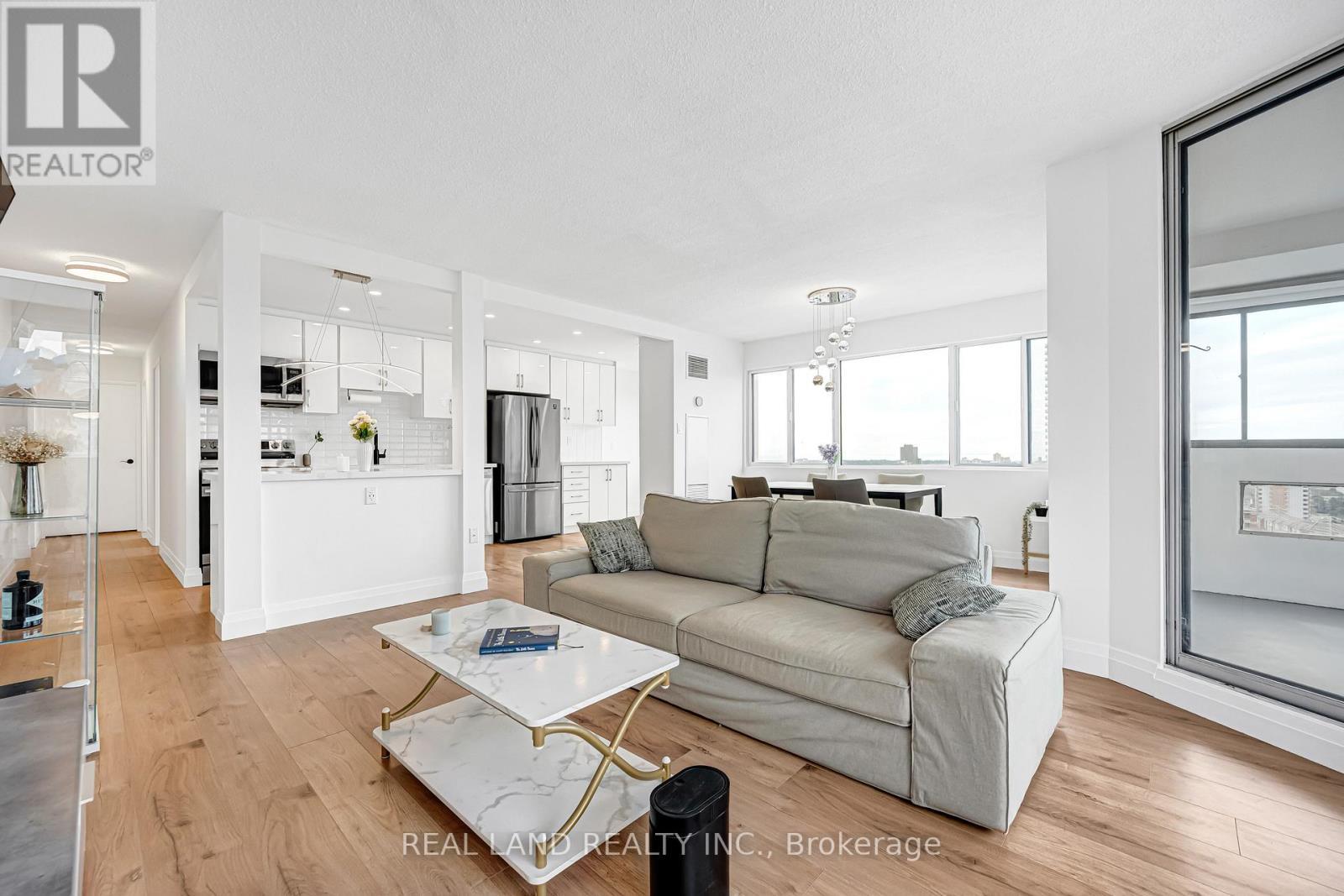 1901 - 50 Elm Drive E, Mississauga, ON - Indoor Photo Showing Living Room