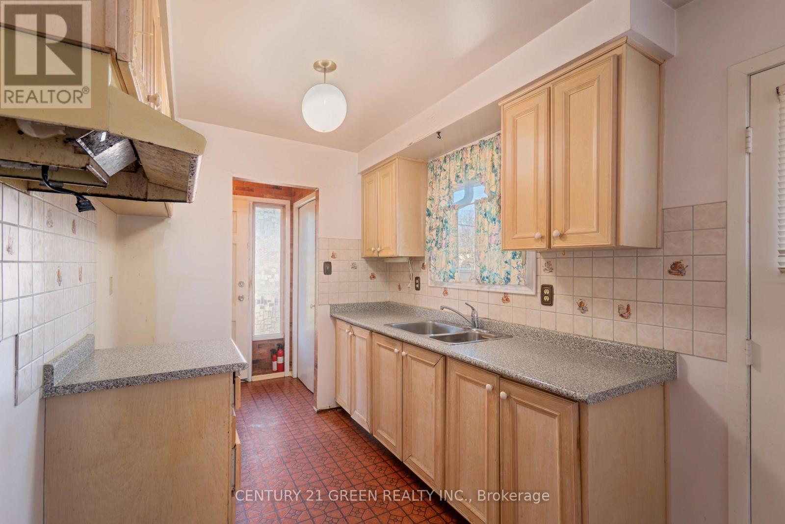 Kitchen - 729 West 5Th Street, Hamilton, ON