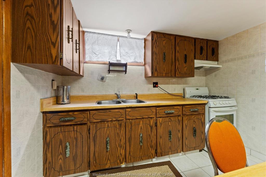 1464 Roxborough, Windsor, ON