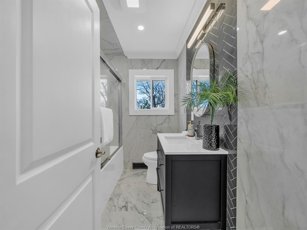 2692 Everts, Windsor, ON