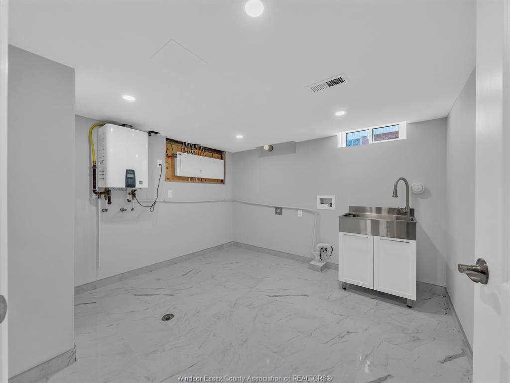 2692 Everts, Windsor, ON