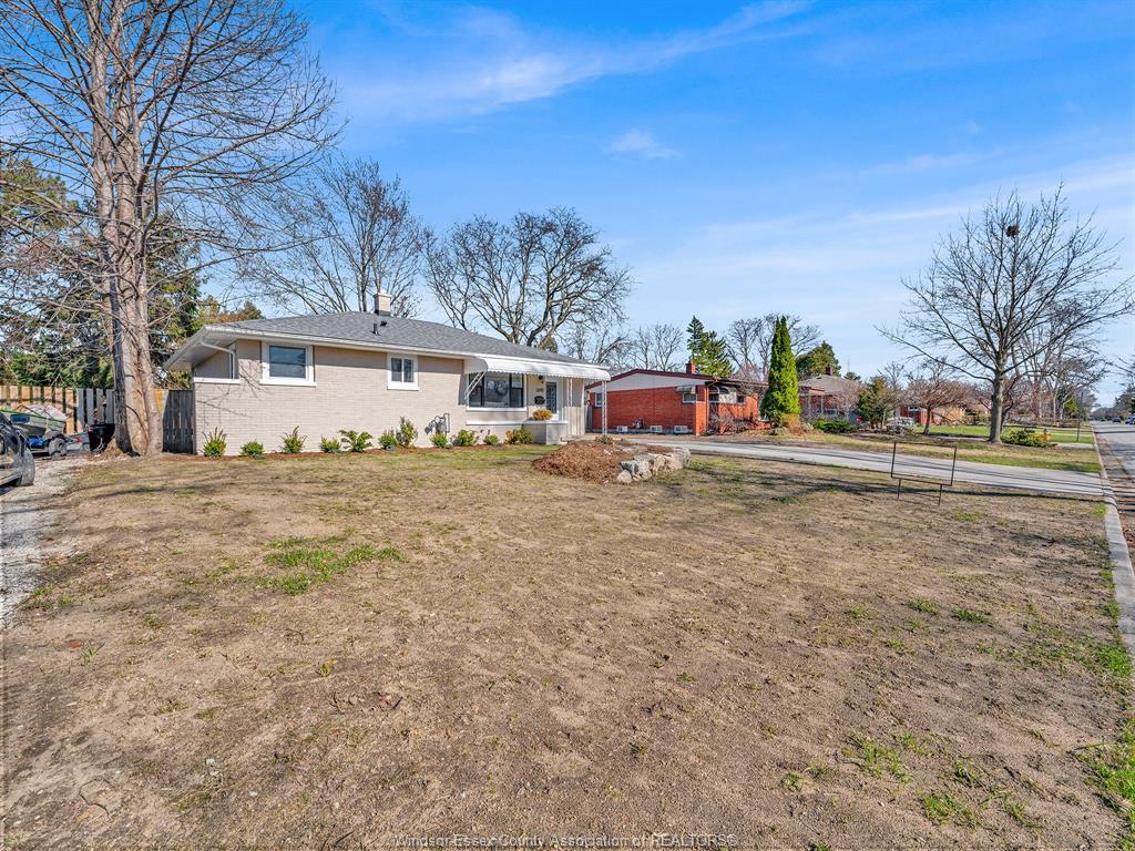 2692 Everts, Windsor, ON