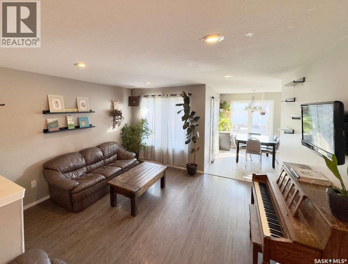 121 Martens Crescent, Warman, SK - Indoor Photo Showing Living Room