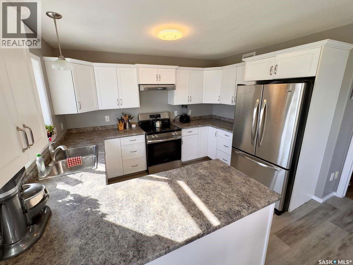 121 Martens Crescent, Warman, SK - Indoor Photo Showing Kitchen
