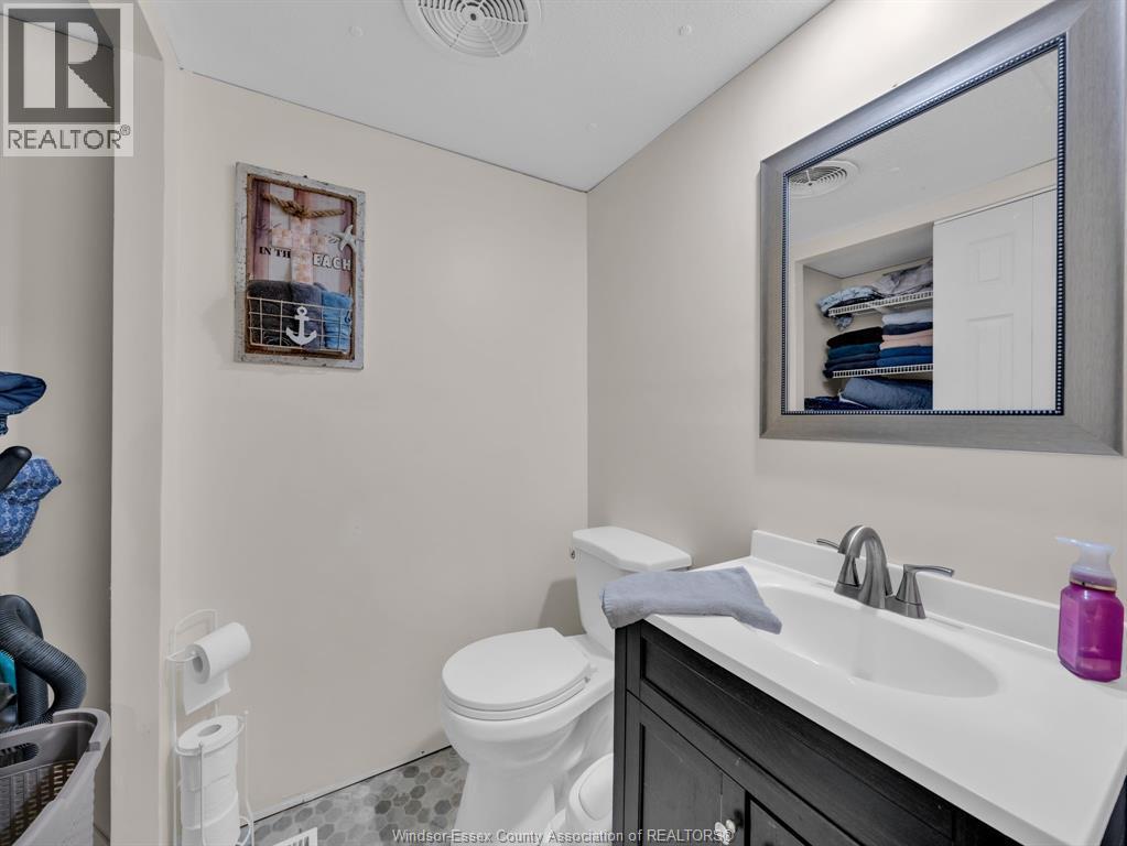 8 Maple, Mcgregor, ON - Indoor Photo Showing Bathroom