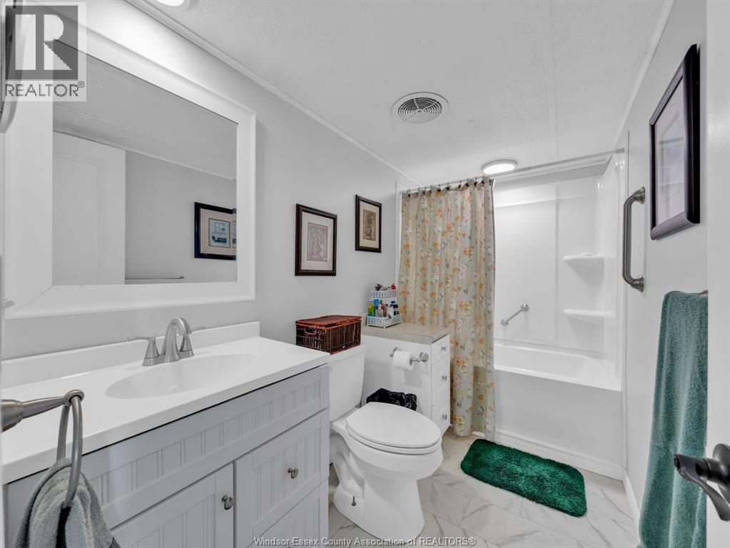 8 Maple, Mcgregor, ON - Indoor Photo Showing Bathroom