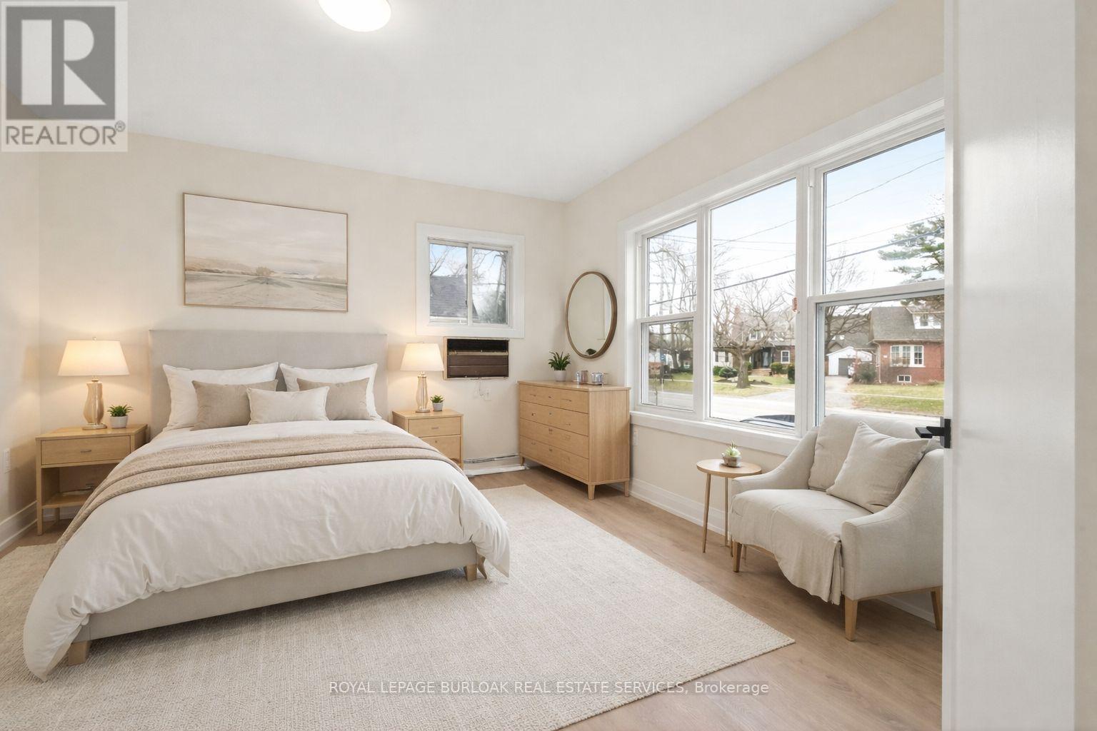 1012 North Shore Boulevard E, Burlington, ON - Indoor Photo Showing Bedroom