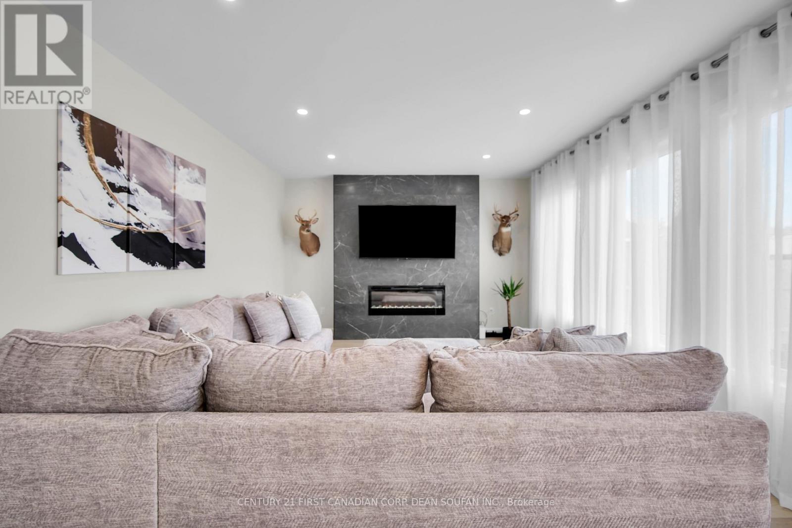 7251 Silver Creek Circle, London South (South V), ON - Indoor With Fireplace
