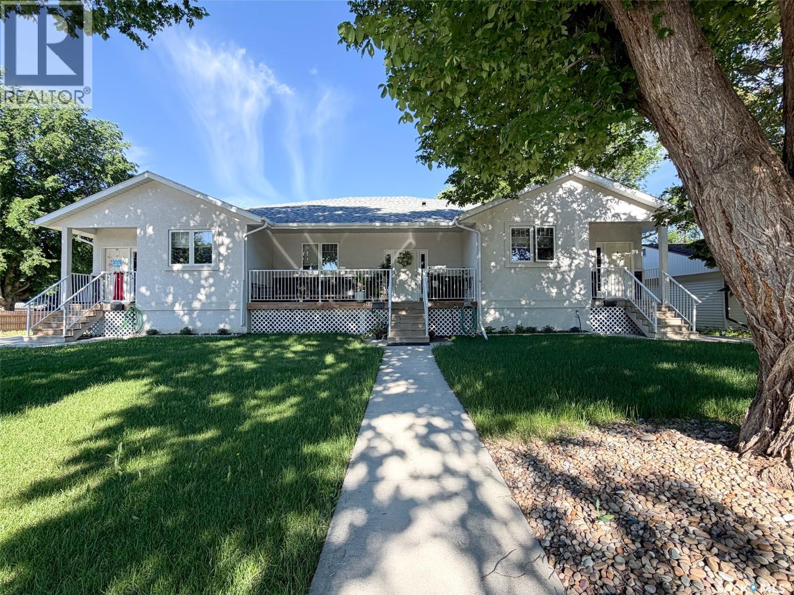 266 - 270 14Th Avenue Ne, Swift Current, SK - Outdoor With Deck Patio Veranda