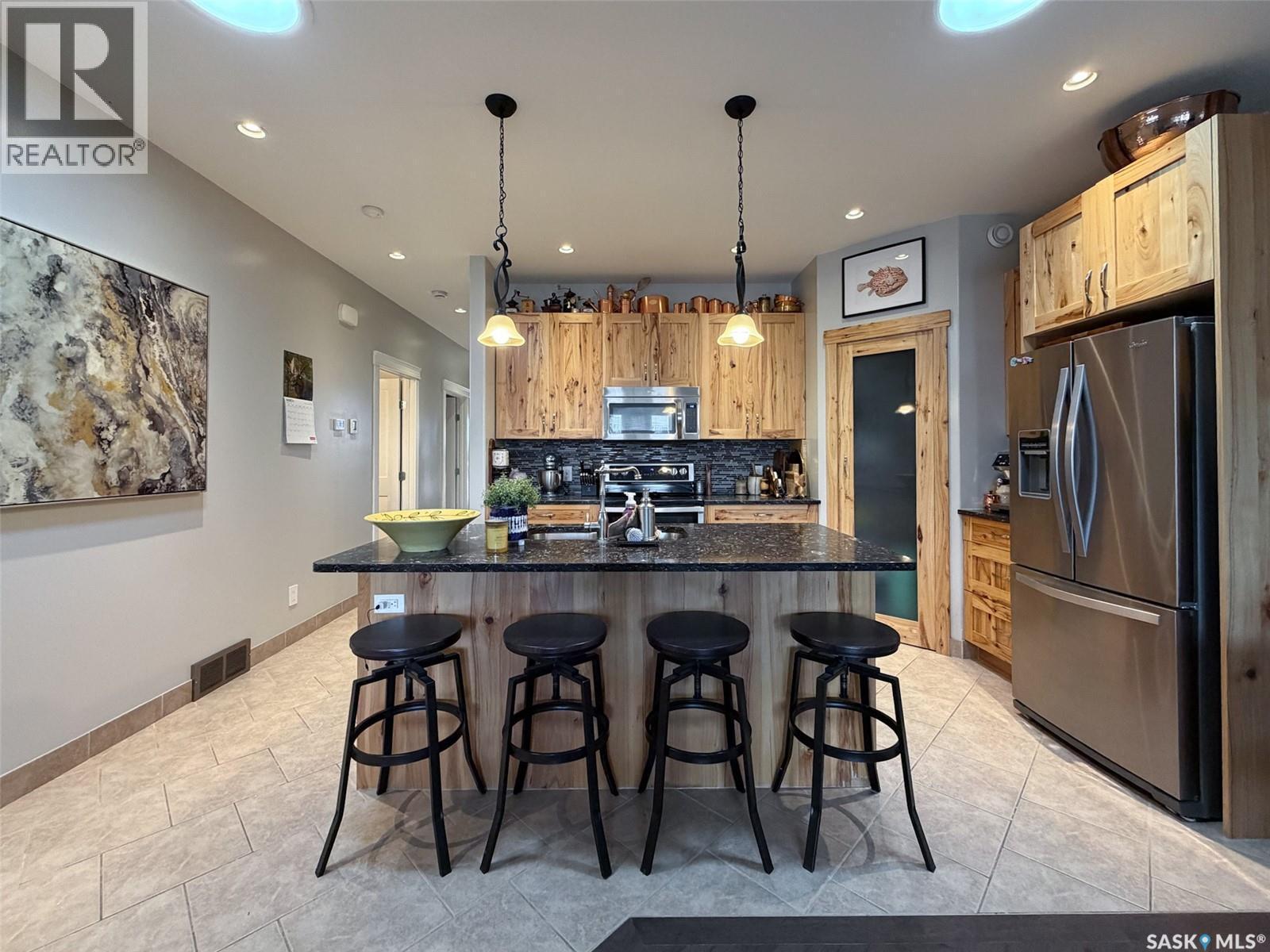 266 - 270 14Th Avenue Ne, Swift Current, SK - Indoor Photo Showing Kitchen With Upgraded Kitchen