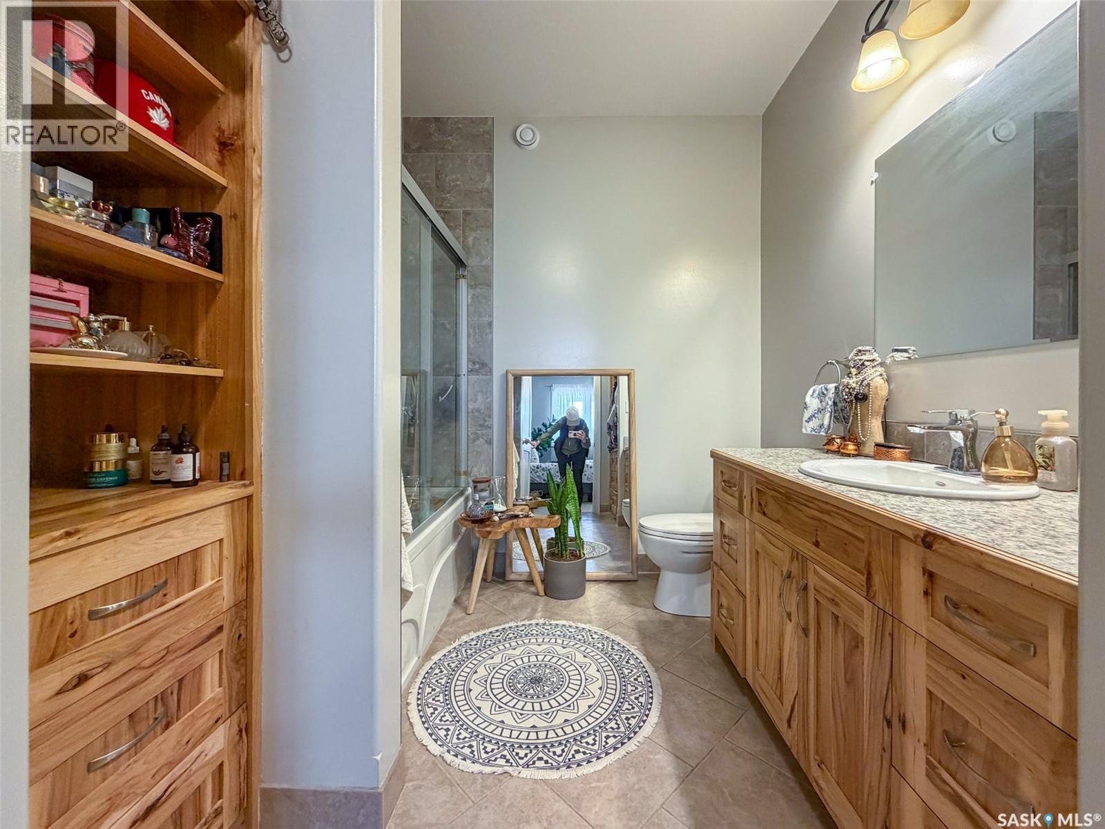 266 - 270 14Th Avenue Ne, Swift Current, SK - Indoor Photo Showing Bathroom