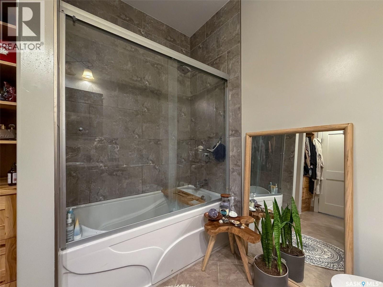 266 - 270 14Th Avenue Ne, Swift Current, SK - Indoor Photo Showing Bathroom