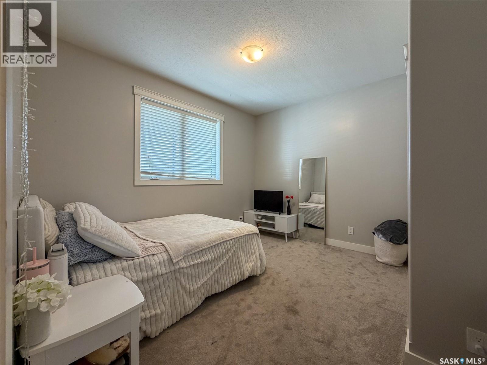 266 - 270 14Th Avenue Ne, Swift Current, SK - Indoor Photo Showing Bedroom