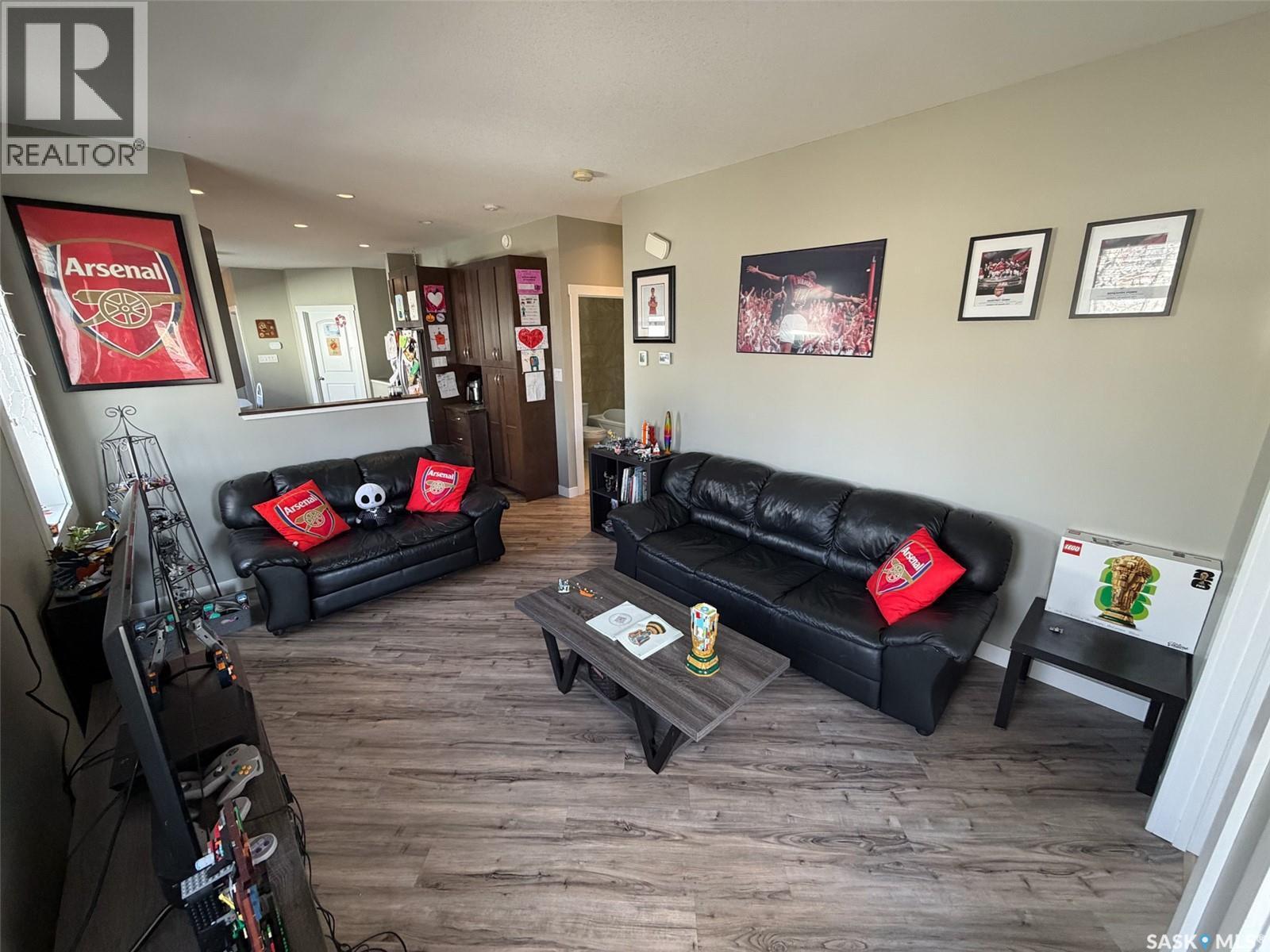 266 - 270 14Th Avenue Ne, Swift Current, SK - Indoor Photo Showing Living Room