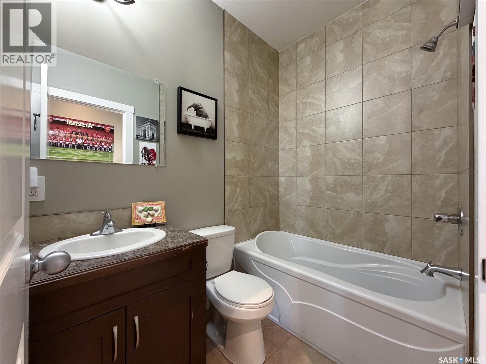266 - 270 14Th Avenue Ne, Swift Current, SK - Indoor Photo Showing Bathroom
