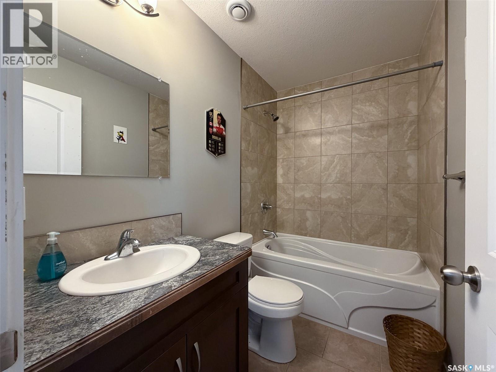 266 - 270 14Th Avenue Ne, Swift Current, SK - Indoor Photo Showing Bathroom