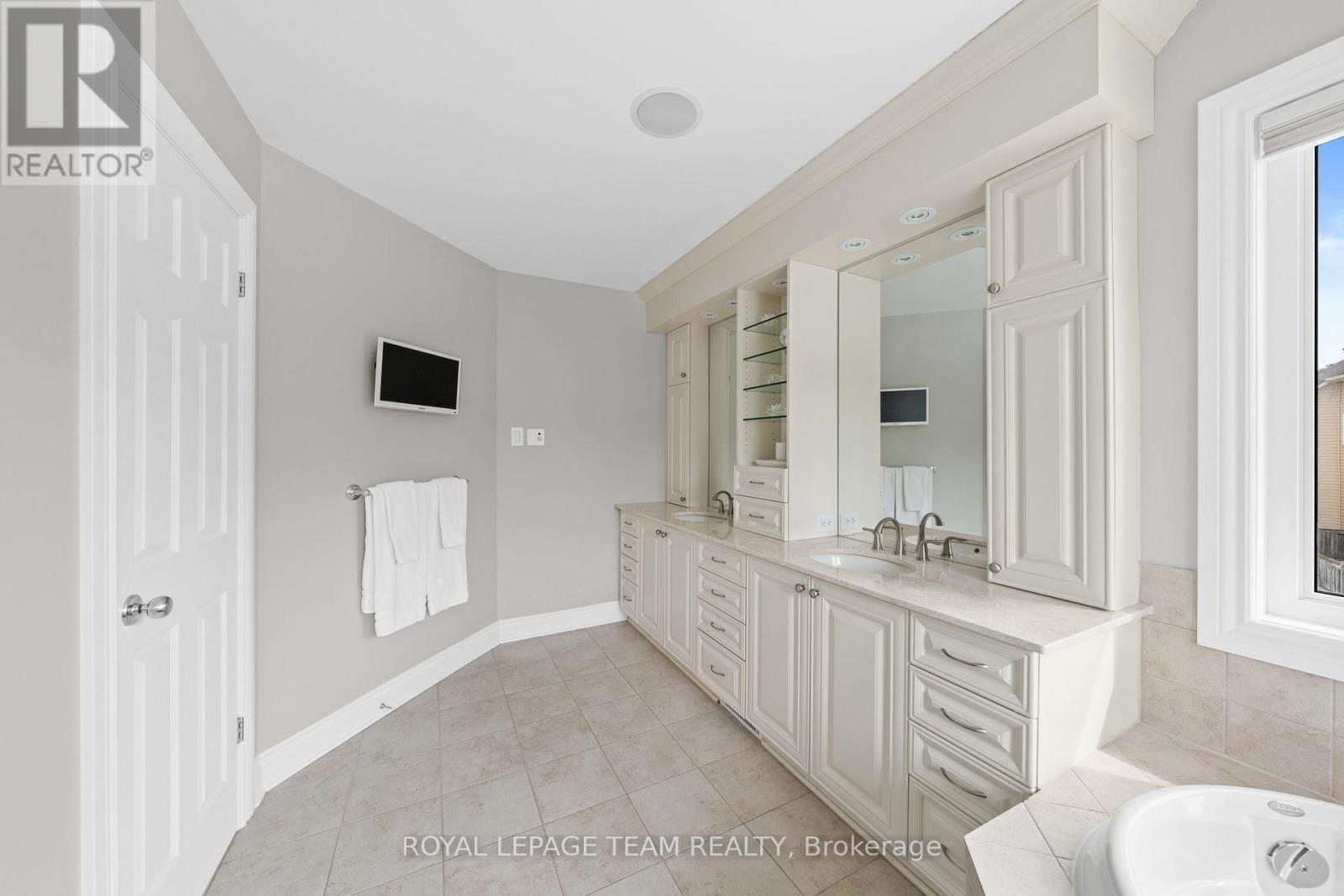 144 Whernside Terrace, Ottawa, ON - Indoor Photo Showing Bathroom