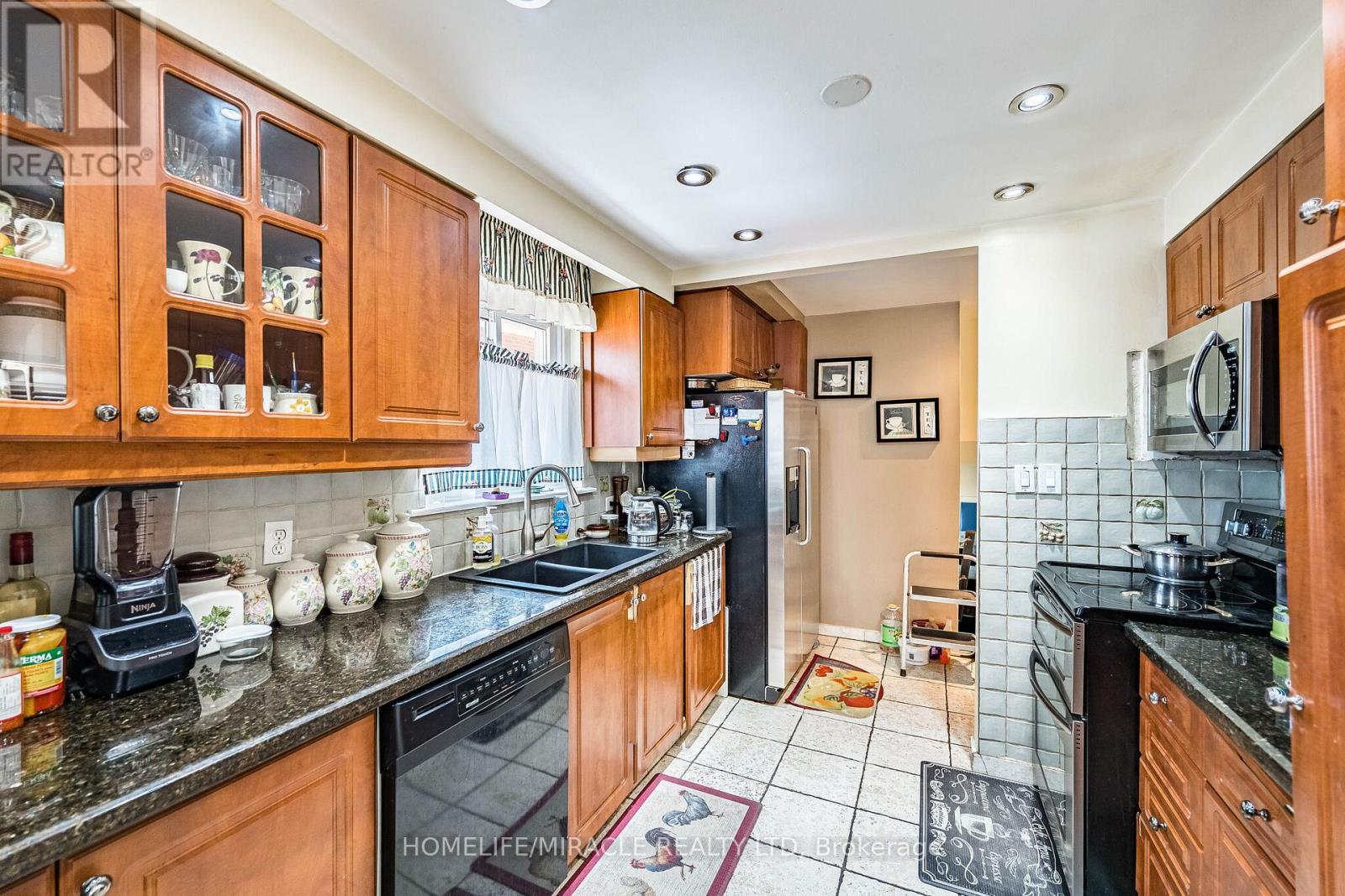 7150 Harwick Drive, Mississauga, ON - Indoor Photo Showing Kitchen With Double Sink