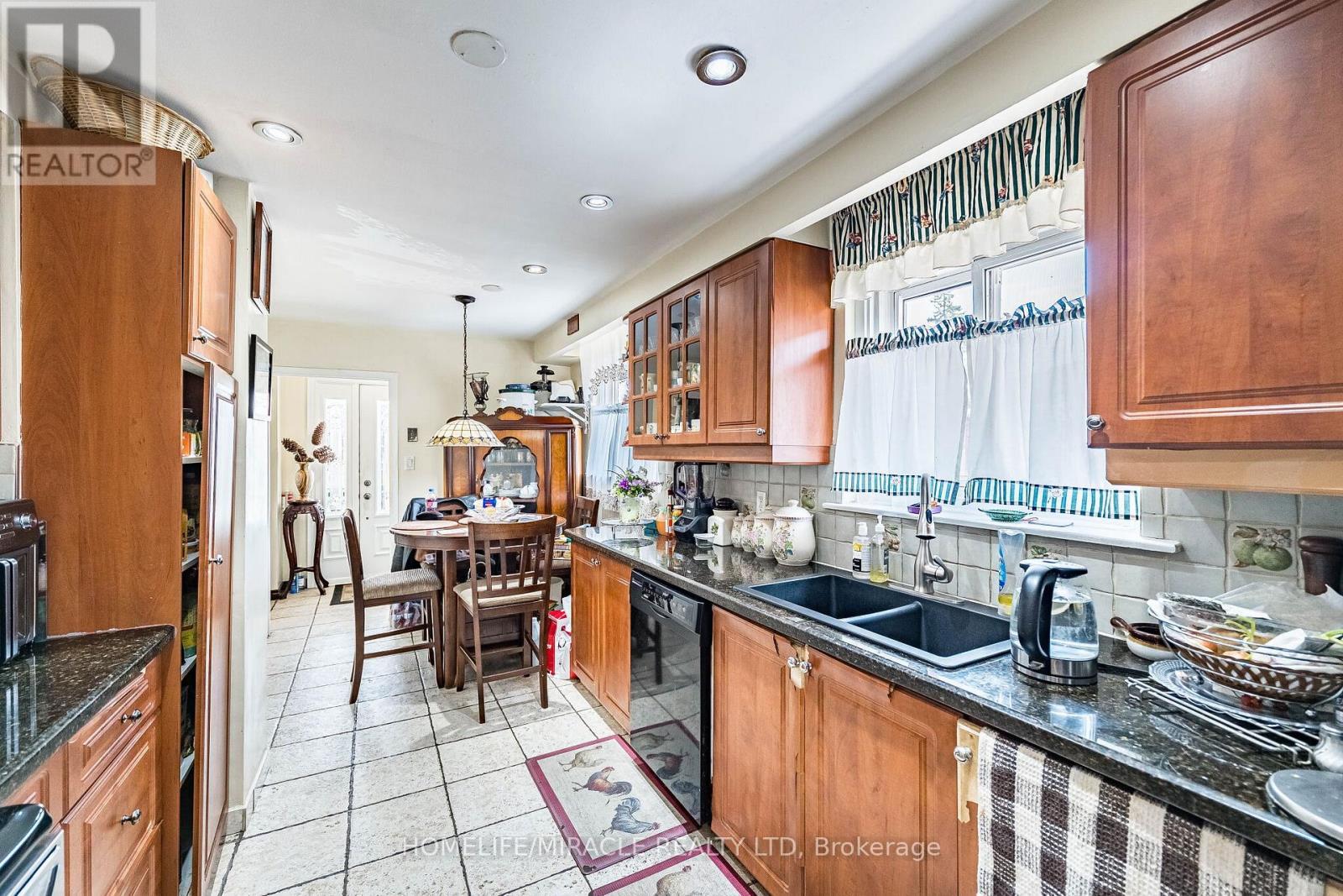 7150 Harwick Drive, Mississauga, ON - Indoor Photo Showing Kitchen With Double Sink