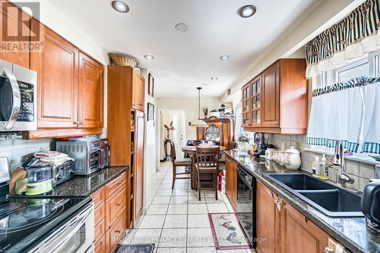7150 Harwick Drive, Mississauga, ON - Indoor Photo Showing Kitchen With Double Sink