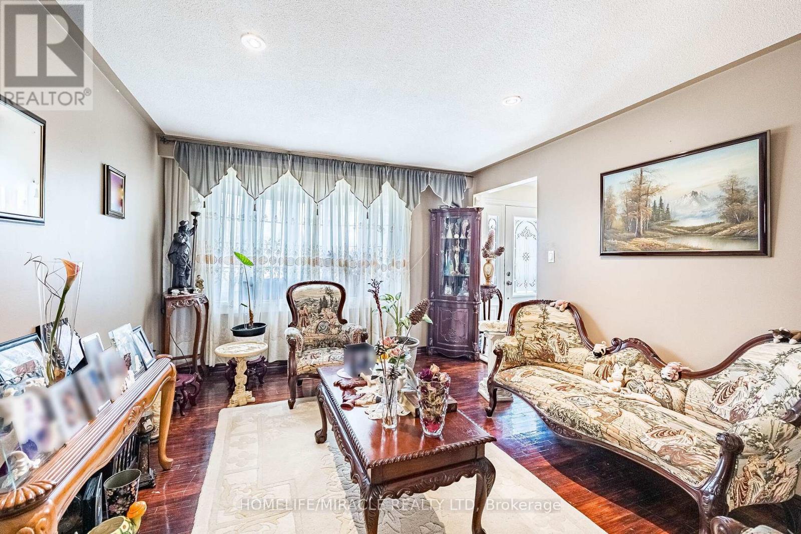 7150 Harwick Drive, Mississauga, ON - Indoor Photo Showing Living Room