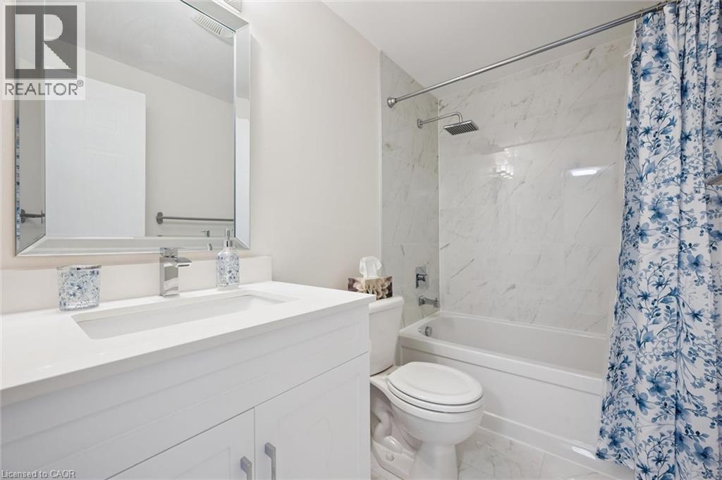 151 Clairfields Drive Unit# 3, Guelph, ON - Indoor Photo Showing Bathroom