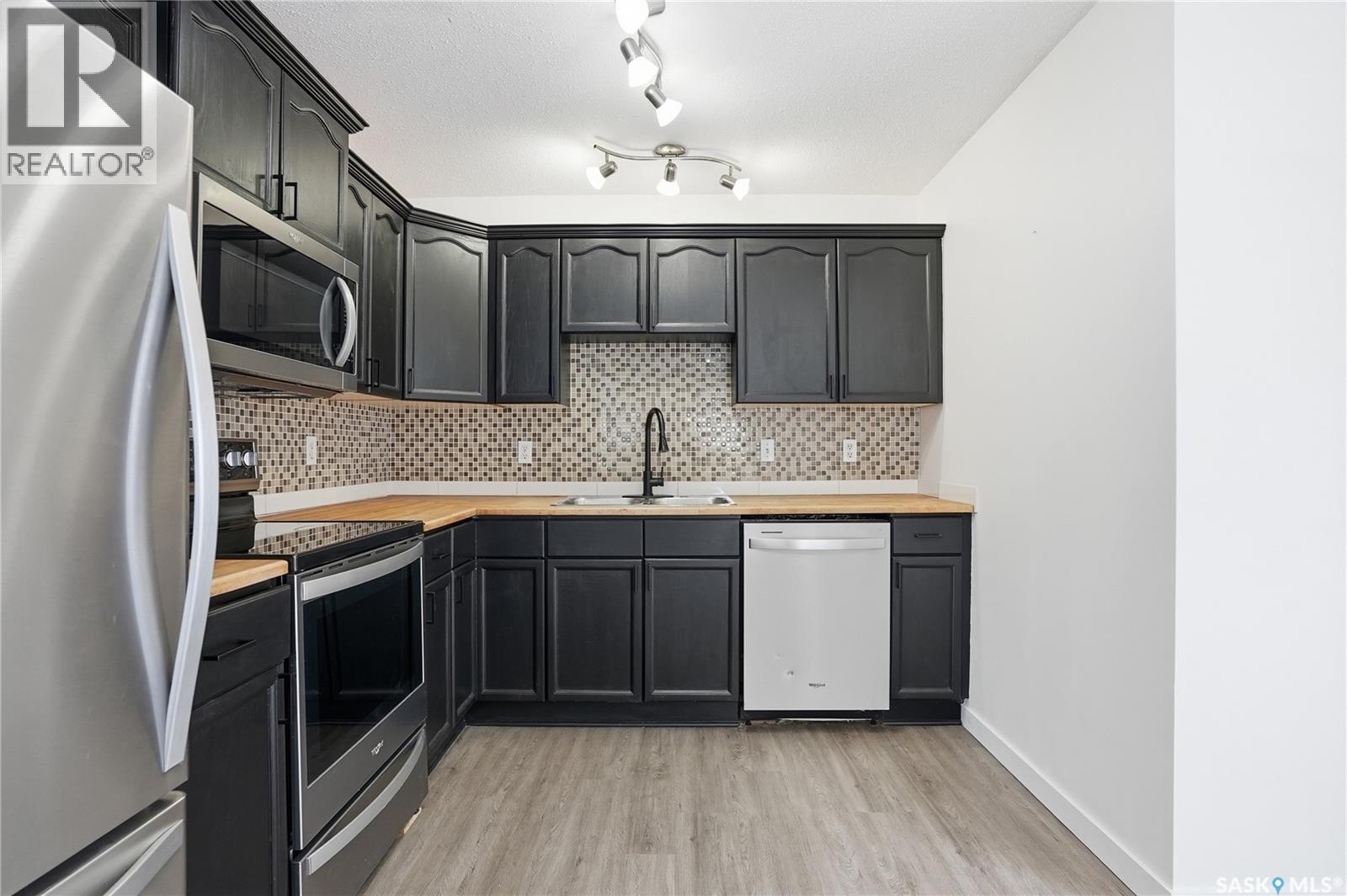 330 Carter Crescent, Saskatoon, SK - Indoor Photo Showing Kitchen With Upgraded Kitchen