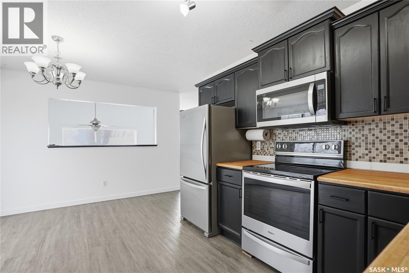 330 Carter Crescent, Saskatoon, SK - Indoor Photo Showing Kitchen