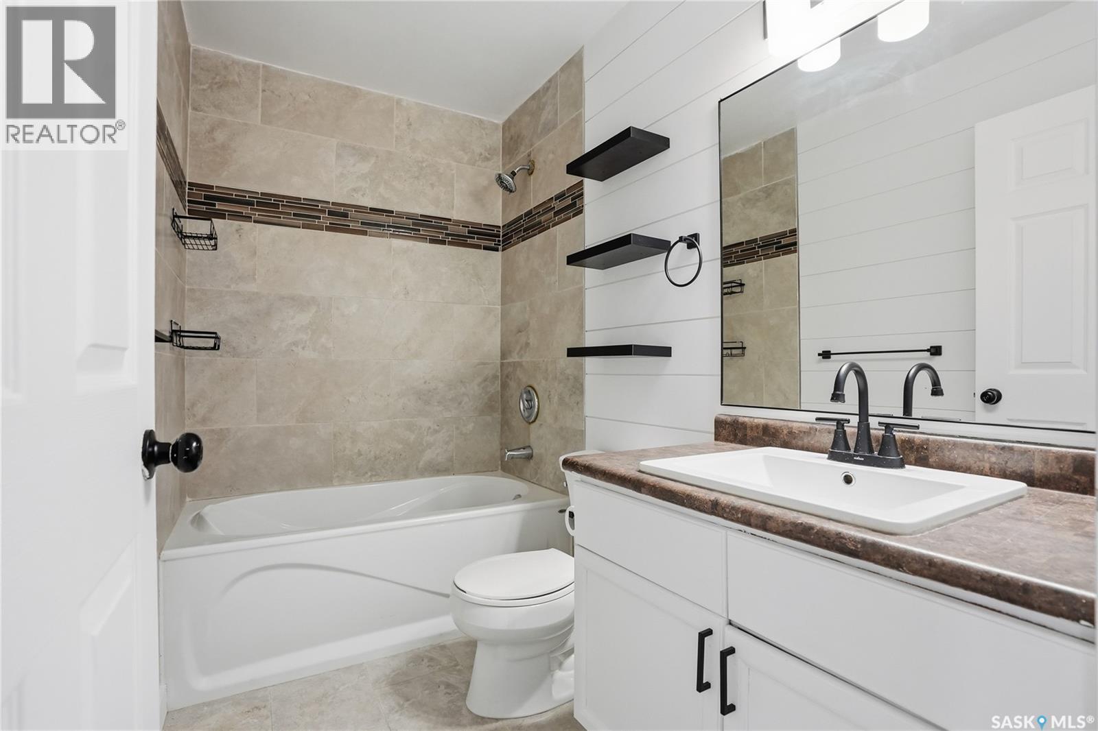 330 Carter Crescent, Saskatoon, SK - Indoor Photo Showing Bathroom