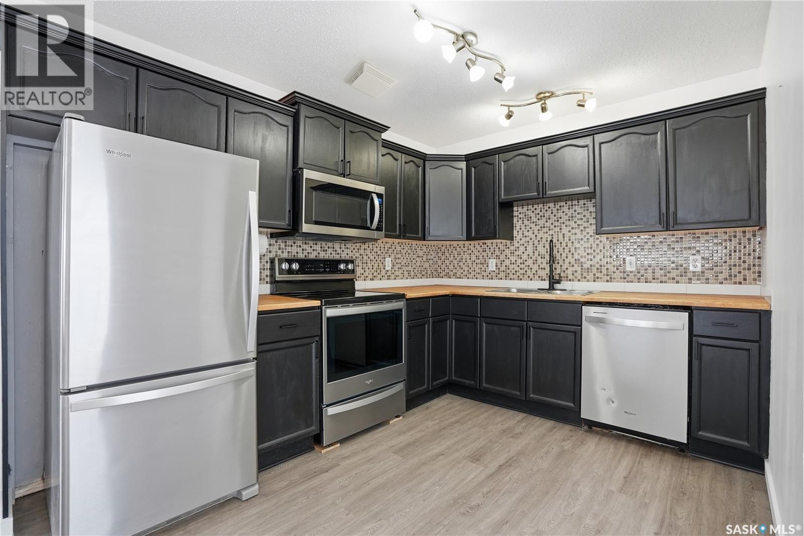 330 Carter Crescent, Saskatoon, SK - Indoor Photo Showing Kitchen