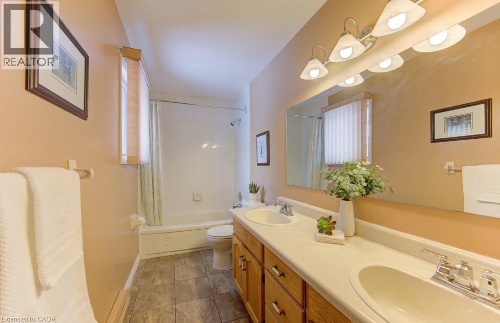 Upper 5 pc bathroom - 594 Hunters Place, Waterloo, ON - Indoor Photo Showing Bathroom
