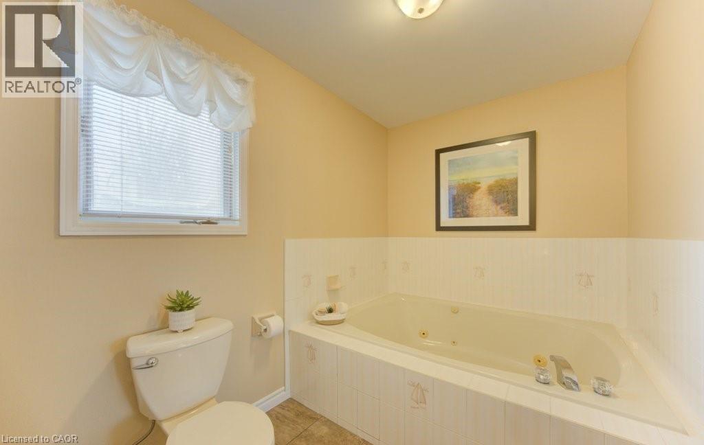 6 jet soaker tub - 594 Hunters Place, Waterloo, ON - Indoor Photo Showing Bathroom